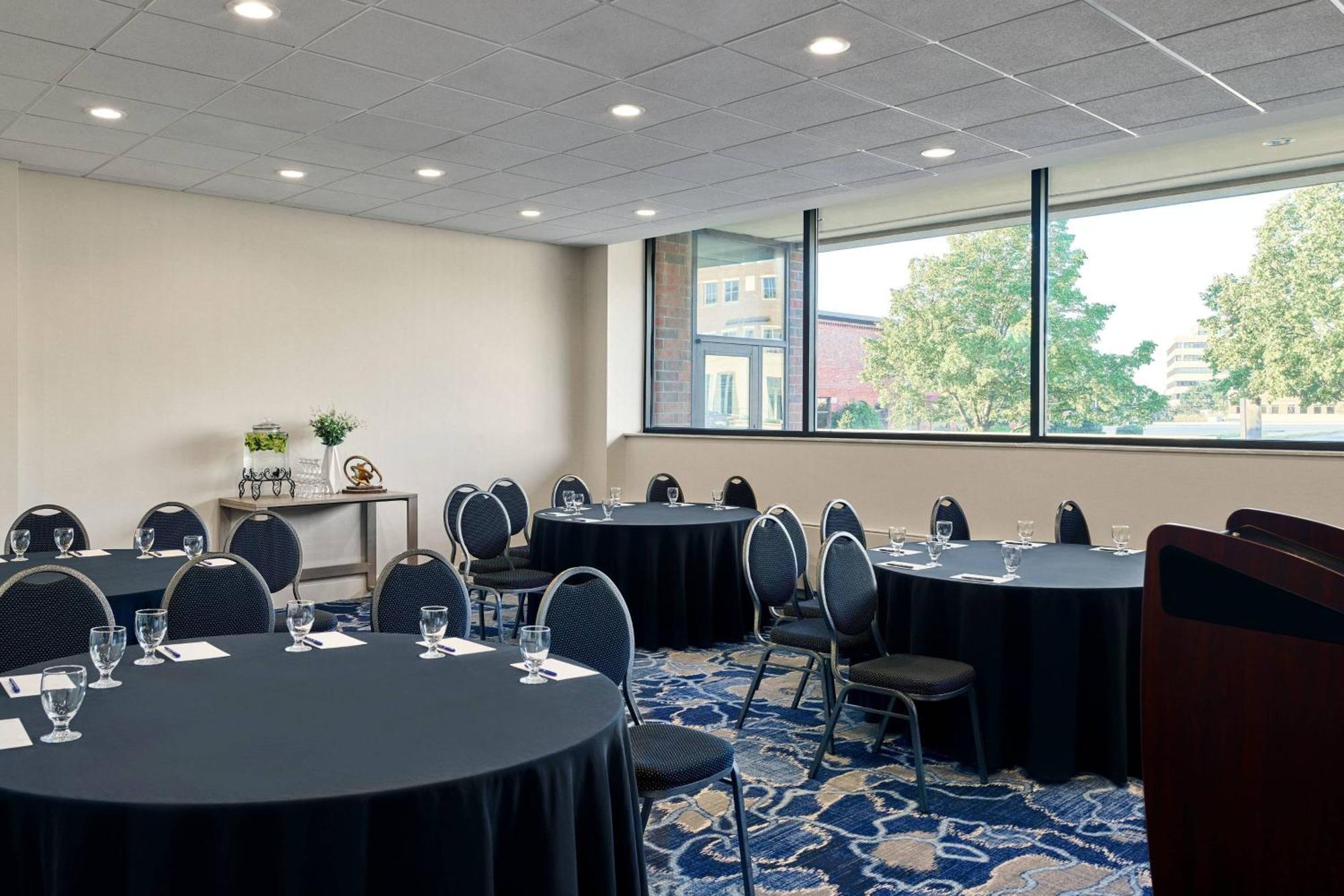 Delta Hotels By Marriott Muskegon Convention Center Экстерьер фото