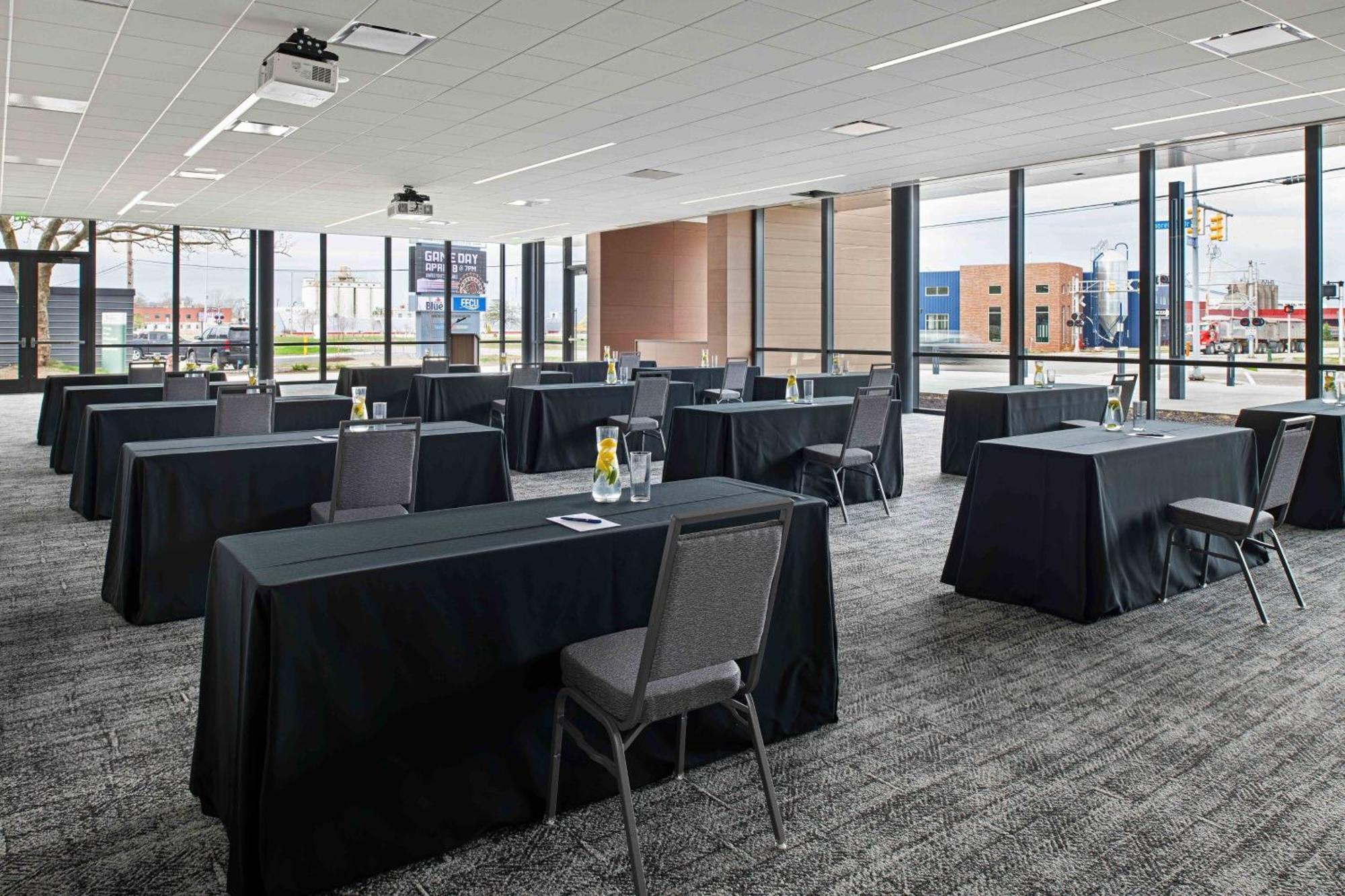 Delta Hotels By Marriott Muskegon Convention Center Экстерьер фото